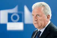 EU-Kommissar Dimitris Avramopoulos betreut das derzeit wichtigste Thema in Europa – aus der zweiten Reihe.