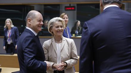 Streit um die EU-Milliarden. Bundeskanzler Olaf Scholz (SPD) und EU-Kommissionschefin Ursula von der Leyen beim EU-Gipfel in Brüssel.