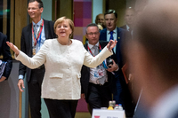Bundeskanzlerin Angela Merkel (CDU) kommt beschwingt zu einer Sitzung während des EU-Gipfels.