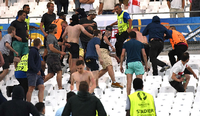 Die Ausschreitungen zwischen Fans der englischen und russischen Mannschaften setzten sich nach der Begegnung im Stadion von Marseille fort. Im Fernsehen wurden die Bilder nicht gezeigt.