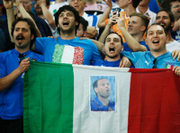 Italienische Fans singen mit Stolz und Emotionen Italiens Hymne als perfekte Einstimmung auf das Spiel.