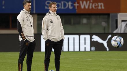 Die Ruhe in Person. Bundestrainer Nagelsmann (links, mit seinem Co-Trainer Sandro Wagner) will sich von der allgemeinen Erregung nicht anstecken lassen.