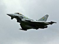 Ein Eurofighter der Luftwaffe fliegt beim Spotterday der Bundeswehr über dem Fliegerhorst Wunstorf bei Hannover.