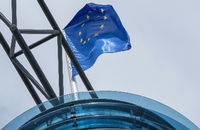 Auf dem Dach der Parteizentrale der SPD, dem Willy-Brandt-Haus, weht die blaue Europafahne.