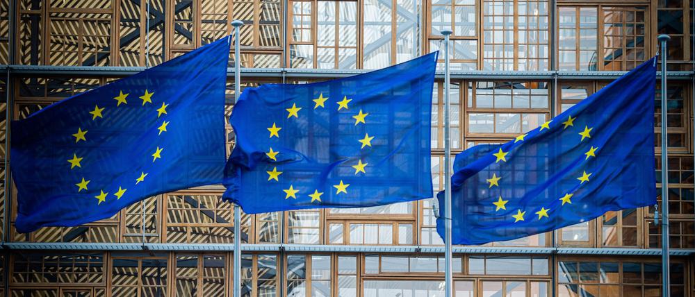 25.06.2019, Belgien, Brüssel: Flaggen der Europäischen Union wehen im Wind vor dem Europa-Gebäude. 