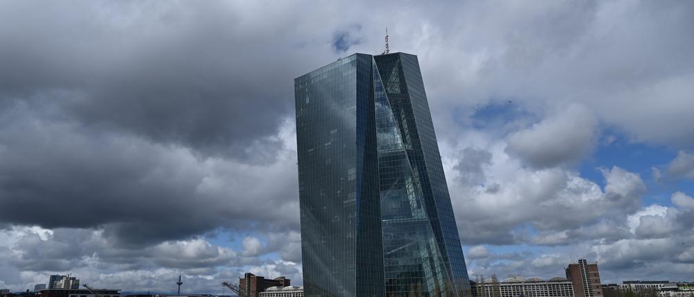 Wolken ziehen bei regnerischem Wetter über die Zentrale der Europäischen Zentralbank (EZB) im Osten der Stadt.