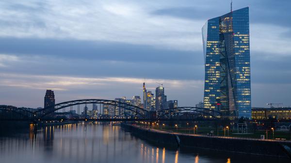 Die Europäische Zentralbank (EZB) in Frankfurt. Der jetzige Inflationsrückgang ist hauptsächlich durch gesunkene Preise für Lebensmittel zu erklären.