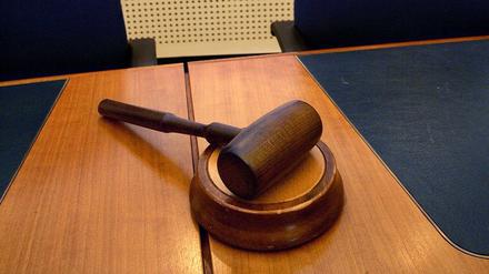 Der Hammer eines Richters liegt in einem Gerichtssaal im Europäischen Gericht für Menschenrechte in Straßburg. 