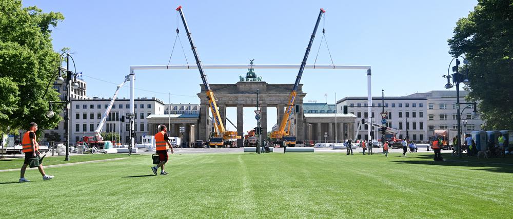 Ein riesiges Fußballtor wird vor dem Brandenburger Tor am Ende der Fanmeile für die Fußball-Europameisterschaft 2024 in Deutschland aufgebaut.