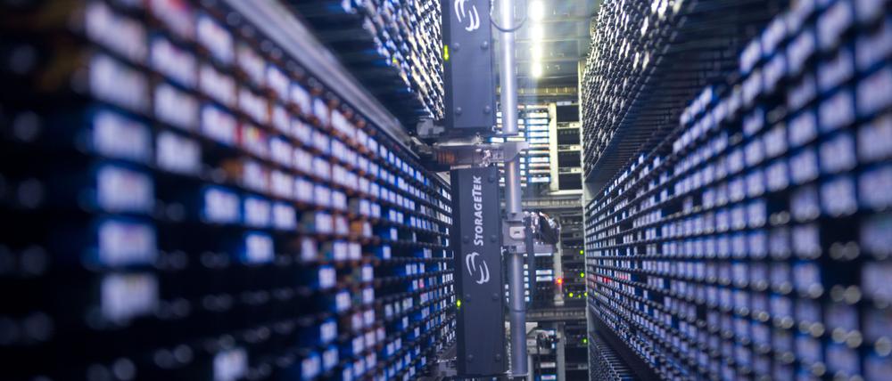Ein automatisches Lager für Magnet-Datenbänder (Tape-Bibliothek) arbeitet am 23.02.2012 in einem Nebenraum des Supercomputers „Blizzard“ im Deutschen Klimarechenzentrum in Hamburg. 