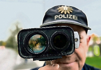 Raser im Visier. Ein Berliner Polizist mit einem Messgerät (Archivbild).