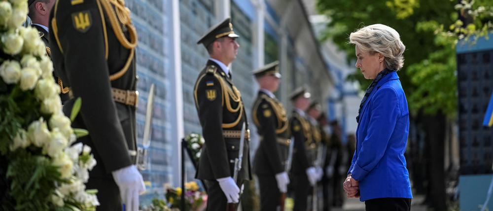 EU-Kommissionschefin Ursula von der Leyen reiste am Dienstag zum fünften Mal in die Ukraine und besuchte auch die „Mauer der Erinnerung“ mit Bildern von im Widerstand gegen Russland gefallener Soldaten. 