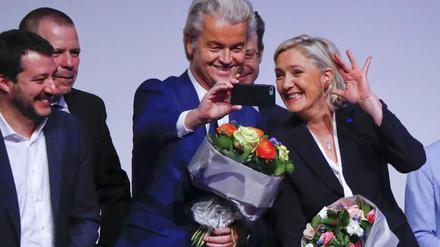 Die Vorsitzende des französischen Front National, Marine Le Pen, und der Vorsitzende der niederländischen Partei für die Freiheit (PVV), Geert Wilders, machen ein Selfie während eines Treffens der europäischen Rechtsextremisten in Koblenz 2017.