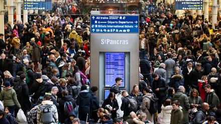 Britische Medien berichteten von frustrierten Eurostar-Reisenden am Bahnhof St. Pancras in London, deren Pläne für Silvester zu platzen drohten. 
