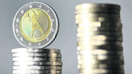 ARCHIV - ILLUSTRATION - Euro-Münzen sind am 13.01.2010 in Köln (Nordrhein-Westfalen) gestapelt. Die europäische Statistikbehörde Eurostat gibt am 23.04.2014 das öffentliche Defizit und die Verschuldung für die EU-Staaten im Jahr 2013 bekannt. Foto: Oliver Berg/dpa +++(c) dpa - Bildfunk+++