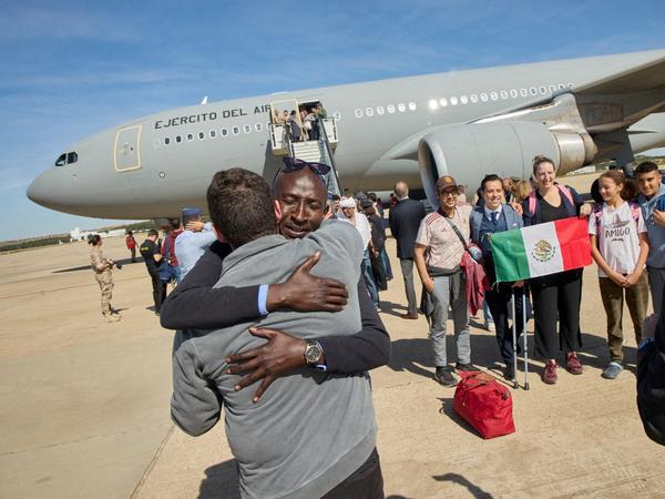 Evacuees from Sudan arrive in Spain. 