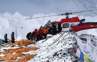 Rettungsmannschaften bergen mit einem Hubschrauber Verletzte am Mount Everest.