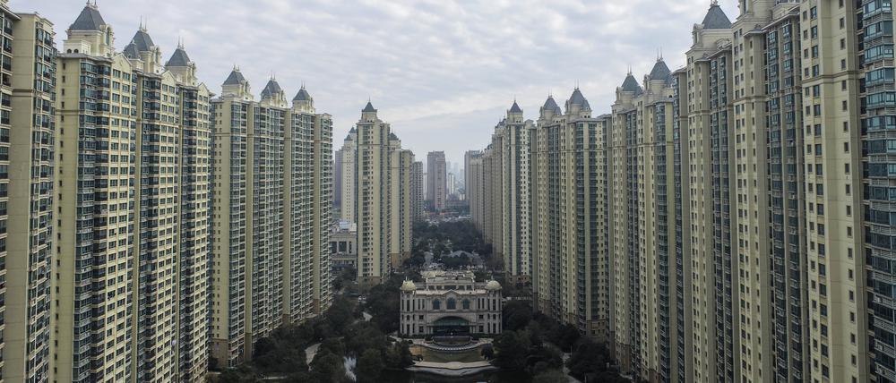 Evergrande Group Crisis The Evergrande Mingdu residential complex, owned by Evergrande Group, is seen in Huai an, Jiangsu province, China, December 3, 2022. On the evening of July 17, 2023, China Evergrande Group s financial report showed that Evergrande had a two-year loss of more than 812 billion yuan and total liabilities of more than 2.4 trillion yuan. Huai an China PUBLICATIONxNOTxINxFRA Copyright: xCFOTOx originalFilename: cfoto-evergran230719_npIp3.jpg