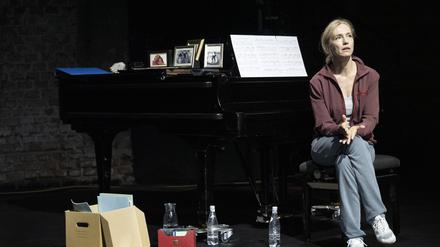 Was bleibt am Ende des Lebens? Im Stück „Everywoman“ von Milo Rau und Ursina Lardi an der Berliner Schaubühne (Deutschlandpremiere im Oktober 2020) geht es um alles: das Leben, den Tod, um Einsamkeit und Gemeinschaft.