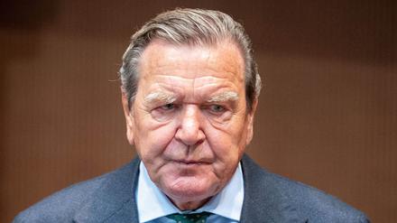 Gerhard Schröder, ehemaliger Bundeskanzler, wartet auf den Beginn der Anhörung im Wirtschaftsausschuss des Bundestags zum Pipeline-Projekt Nord Stream 2 im Sitzungssaal (Archivbild).