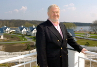 Axel Hilpert im Jahr 2005 auf der Terrasse seines Hotels Seaside Garden im "Resort Schwielowsee".