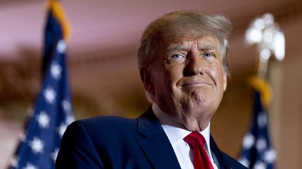 Donald Trump, ehemaliger US-Präsident, spricht in seinem Anwesen Mar-a-Lago. Der frühere US-Präsident Trump erklärte dabei, er wolle bei der Präsidentenwahl 2024 erneut für die Republikaner antreten. 