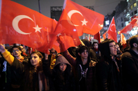 Fußball-Fans in der Türkei protestieren gegen den Doppelanschlag in Istanbul, bei dem mindestens 44 Menschen getötet wurden.