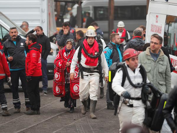 Rund 150 Menschen sind an den Such- und Rettungsmaßnahmen beteiligt.