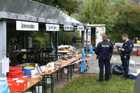 Polizisten stehen auf dem Gelände eines Brauchtumsfest im Siegerland. Bei dem Fest war es zu einer Explosion mit zehn Verletzten gekommen.