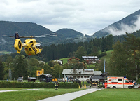 Ein Rettungshubschrauber landet am Einsatzort vor dem Salzbergwerk Berchtesgaden.