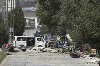 Zerstörte Fahrzeuge stehen am Ort der Explosion in Kabul.
