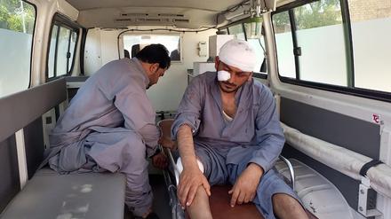 Ein verletzter Mann trifft nach einer Explosion mit Toten und Verletzten in der pakistanischen Provinz Belutschistan in einem Fahrzeug an einem Krankenhaus ein.