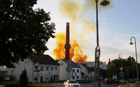 Orangener Rauch nach der Explosion in einer Chemiefrabrik in Dobrovice, Tschechien, am Dienstag.