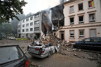 Die Trümmer des Hauses in Wuppertal liegen auf der Straße.