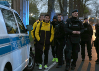 Die BVB-Spieler Nuri Sahin und Matthias Ginter warten nach dem Anschlag auf den Dortmunder Mannschaftbus neben Polizisten.