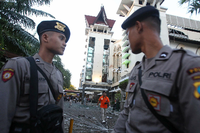 Polizisten am Schauplatz einer Explosion in Surabaya, Indonesien