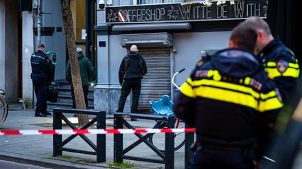 Einsatzkräfte der Polizei untersuchen einen Explosionsort in den Niederlanden. 