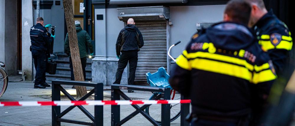 Einsatzkräfte der Polizei untersuchen einen Explosionsort in den Niederlanden. 