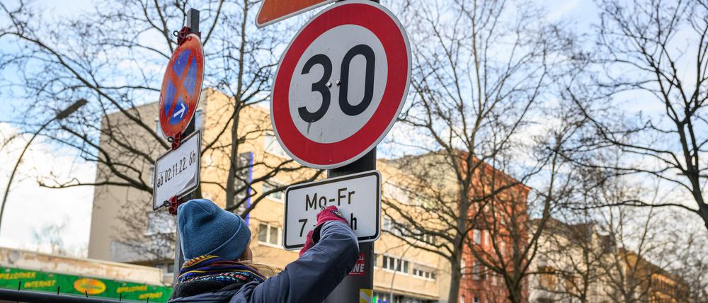 Aktivisten von Extinction Rebellion demontieren am 18. März in Berlin Verkehrsschilder, die Tempo 30 aufheben bzw. einschränken. 