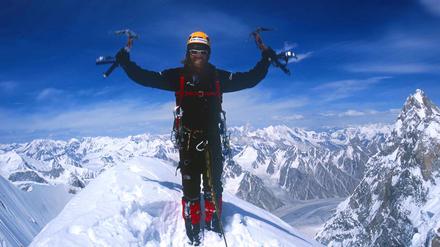 Die Aufnahme vom Juli 2001 zeigt den Extrembergsteiger Thomas Huber in 6920 Metern Höhe auf dem Gipfel des Ogre III im pakistanischen Karakorum.