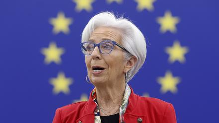 15.02.2023, Frankreich, Straßburg: Christine Lagarde, Präsidentin der Europäischen Zentralbank, hält eine Rede im EU-Parlament. Foto: Jean-Francois Badias/AP/dpa +++ dpa-Bildfunk +++