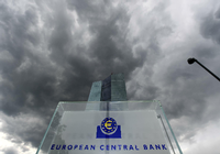 Eine Europafahne weht vor der Zentrale der Europäischen Zentralbank (EZB) in Frankfurt am Main, wo sich die europäischen Währungshüter zu ihrer turnusmäßigen Sitzung versammelt haben.