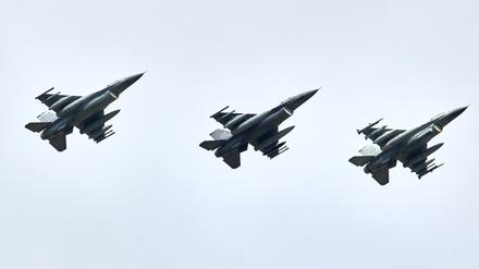 Kampfjets vom Typ F16 aus den USA fliegen in Formation kurz vor deren Landung auf dem Fliegerhorst im schleswig-holsteinischen Jagel. 