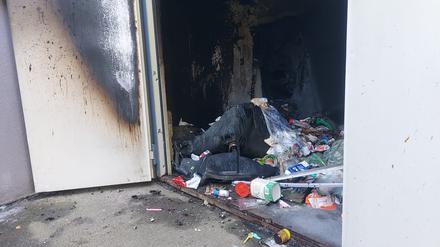In diesem Müllraum in Hohenschönhausen hat es gebrannt. 