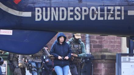  Im Innenhof eines Behördenzentrums wird die frühere RAF-Terroristin Daniela Klette zu einem Hubschrauber geführt. Zuvor hatte sie einen Haftprüfungstermin beim Bundesgerichtshof (BGH). 