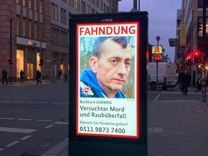 Ein Fahndungsplakat des Landeskriminalamts Niedersachsen zeigt den mutmaßlichen früheren RAF-Terroristen Burkhard Garweg auf einer digitalen Anzeigetafel in der Innenstadt. Nach der Festnahme der mutmaßlichen Ex-RAF-Terroristin Klette setzt die Polizei die Suche nach weiteren RAF-Mitgliedern fort.