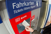 Zugreisende kommen künftig leichter an Tickets von Konkurrenten der Deutschen Bahn.
