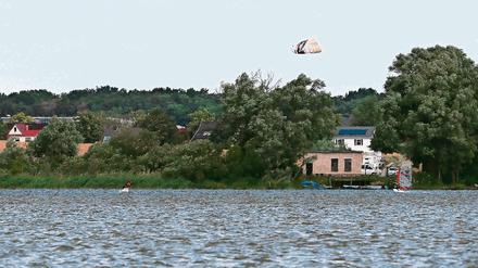Kitesurfer auf dem Fahrlander See.