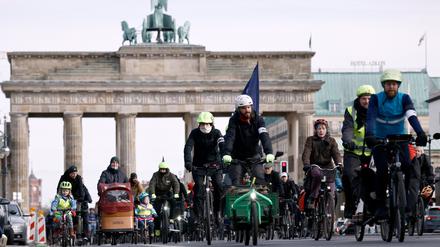 05.02.2023, Berlin: Teilnehmer einer Unterstützer·Fahrrad-Demonstration der Initiative Changing Cities fahren auf der Straße des 17. Juni nahe dem Brandenburger Tor. Foto: Carsten Koall/dpa +++ dpa-Bildfunk +++