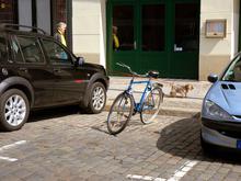 Parkgebühren für Autos steigen: Berlin erlaubt kostenloses Abstellen von Fahrrädern auf Autoparkplätzen
